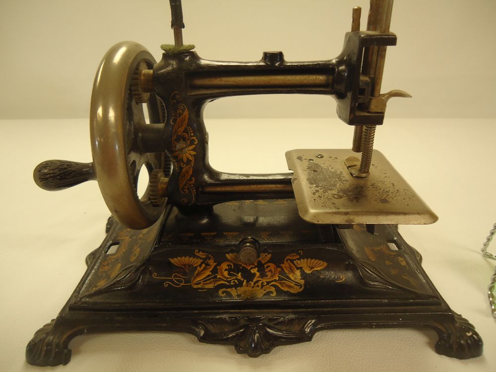 Toy Miniature Sewing Machine Vintage Metal Hand Crank Childs Antique Gifts Doll 